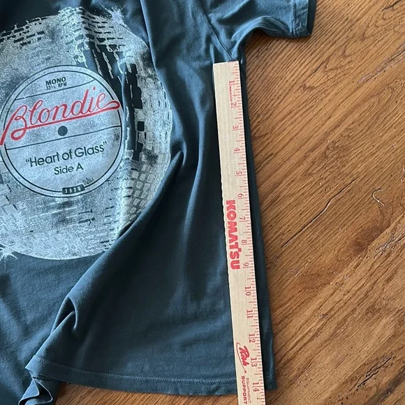 Anthropologie LetLuv Blondie Heart of Glass Graphic Tee Size Medium - Picture 3 of 7